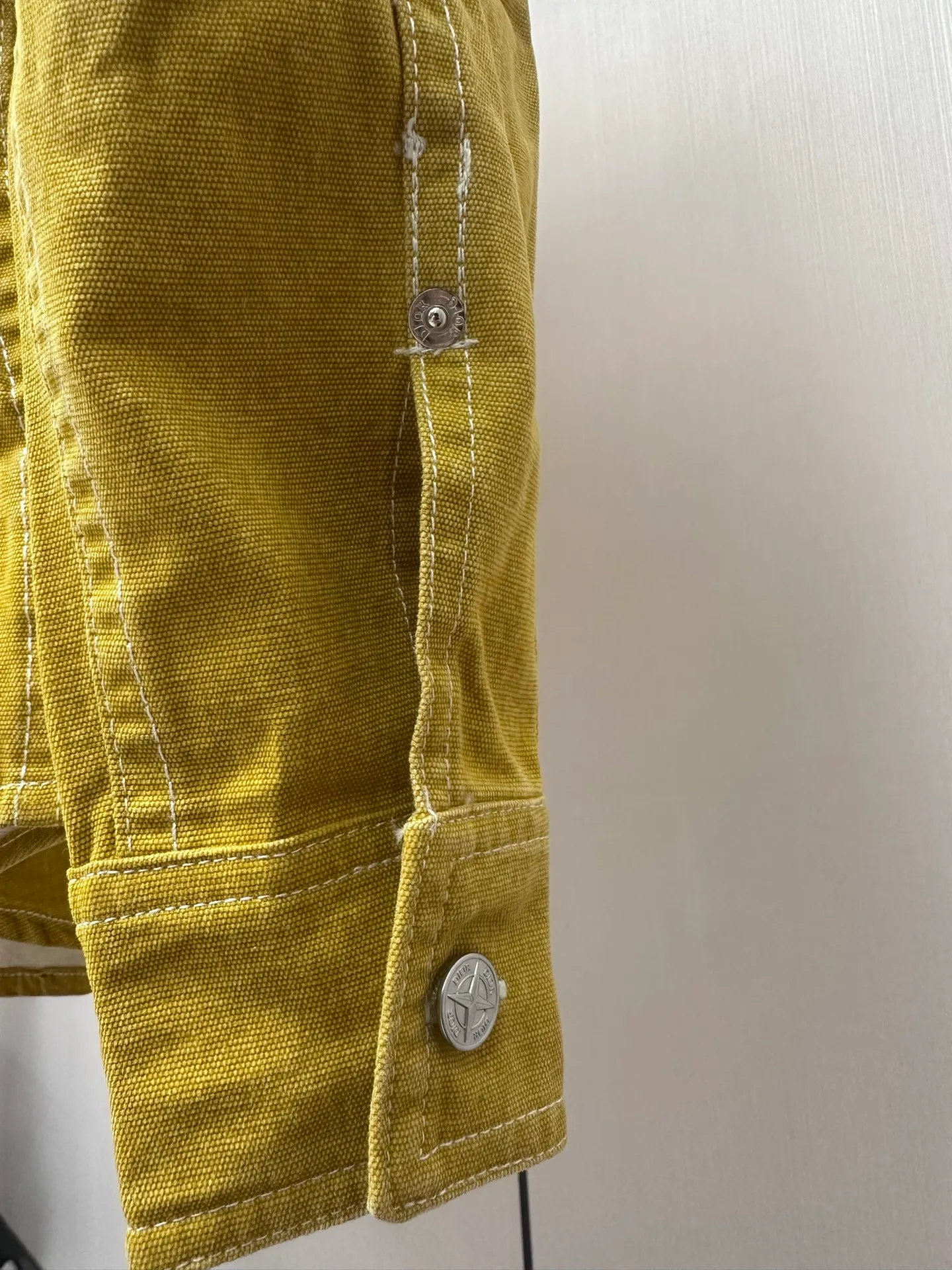P440 Dior Stone Island joint embroidered denim shirt 24ss new model comes from the AND STONE ISLAND limited series, showing the logo of the joint series. Crafted from yellow cotton, it features the AND STONE ISLAND logo on the chest, highlighting Stone Island's classic star logo with the letter O in the logo. Wear it with or over for a sophisticated and trendy look. Same size for men and women: S/M/L/XL